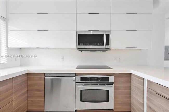 Building Photo - 601 NE 36th St