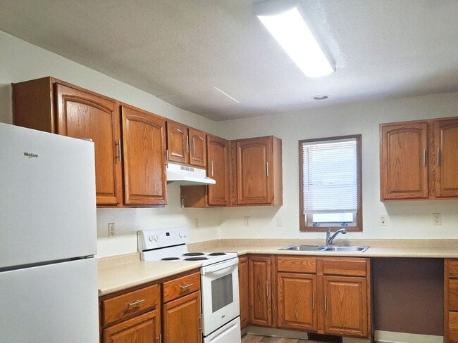 Building Photo - 4 Bed / 2 Full Bath Two-Story Home — Fresh Paint, New Flooring, Detached Garage