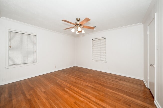 Building Photo - 9519 Val Verde St