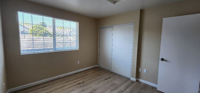 Building Photo - Nice Condo 2 Bedroom 1 Bath Off Street Parking in Great Area Valljeo