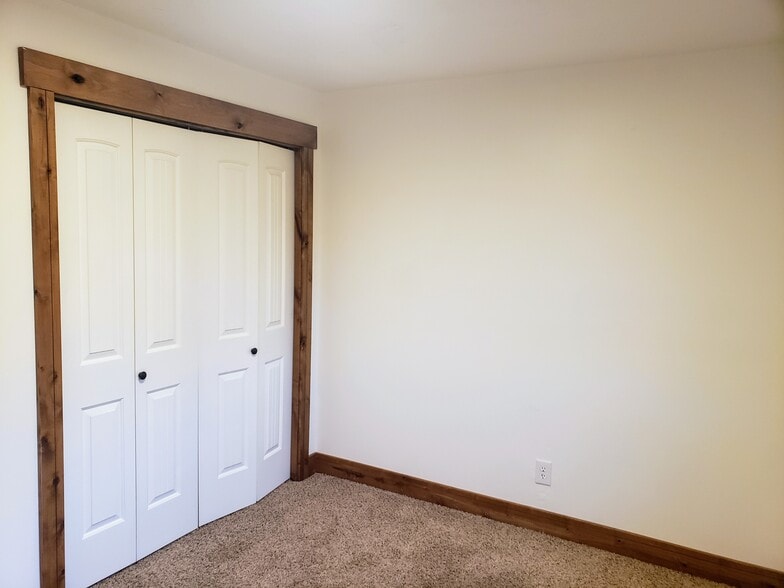 Building Photo - 692 N 500 W