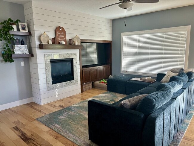 Building Photo - 580 NE Bowman Dr