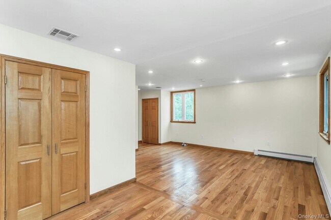 Building Photo - 717 3rd Ave