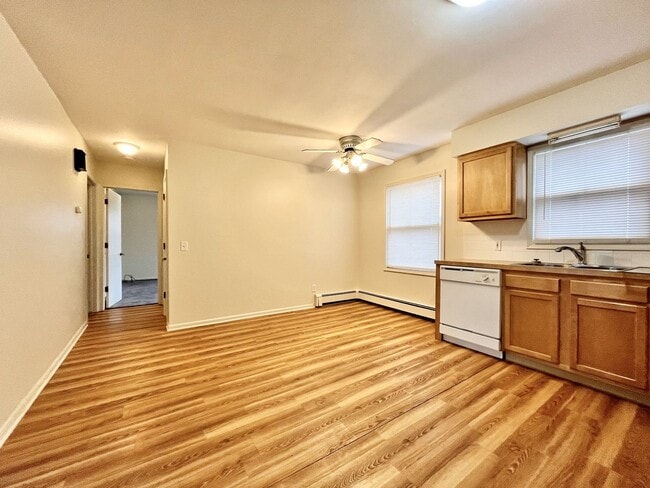 Building Photo - Two Bedroom Apartment in Northwest Grand Rapids - Rent Special!