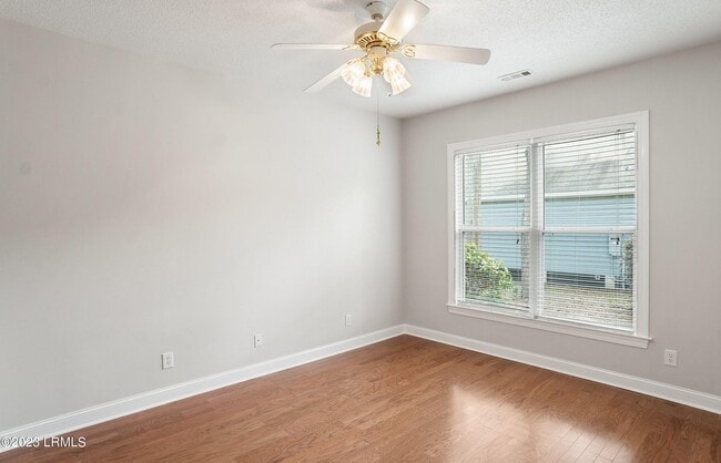 Building Photo - 2 Rockville Way