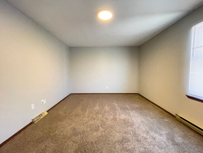 Building Photo - 2213 E Memorial Dr