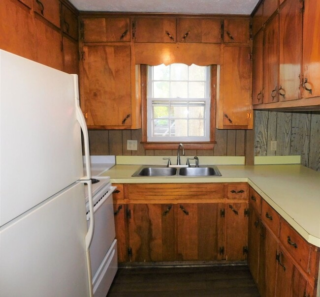 Building Photo - 402 S Elm St