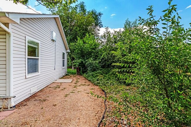 Building Photo - 3 bedroom home with fenced yard and garage...