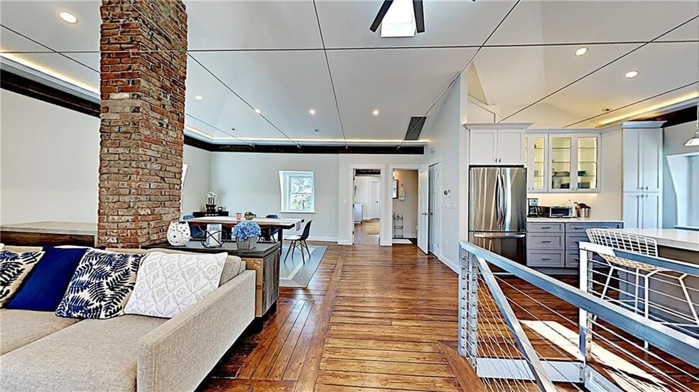 Building Photo - 21 School St