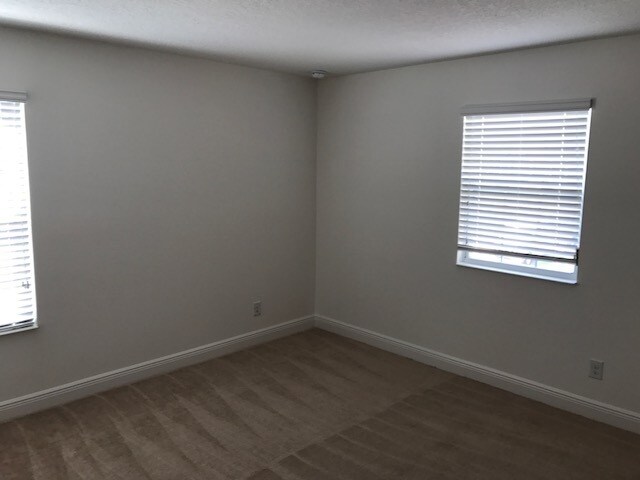 Building Photo - HUGE 5 BEDS TWO STORY!!! CLOSE TO HIGHWAYS...