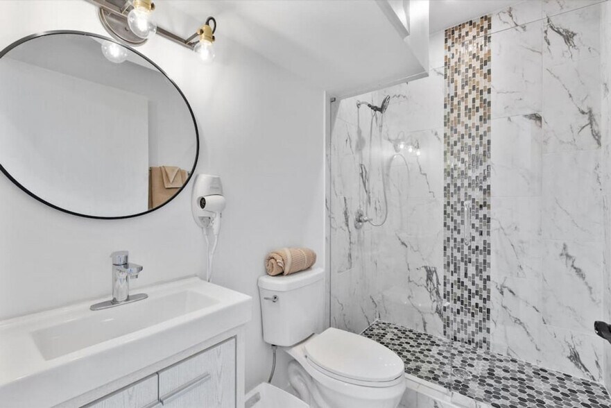 Building Photo - 18 W Elder St