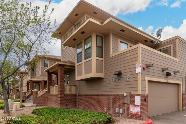 Building Photo - CUTE TOWNHOME AVAILABLE NOW NEAR TEMPE TOWN LAKE!!!