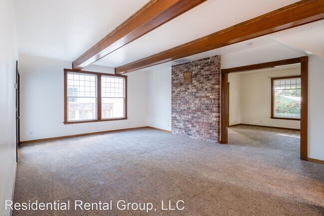 Building Photo - 4 br, 2.5 bath House - 641 East Main Street
