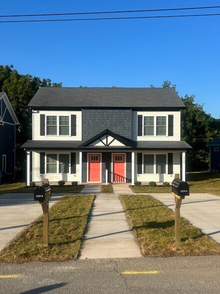 Off street parking w/driveway for two vehicles - 2225 Kenwood Blvd SE