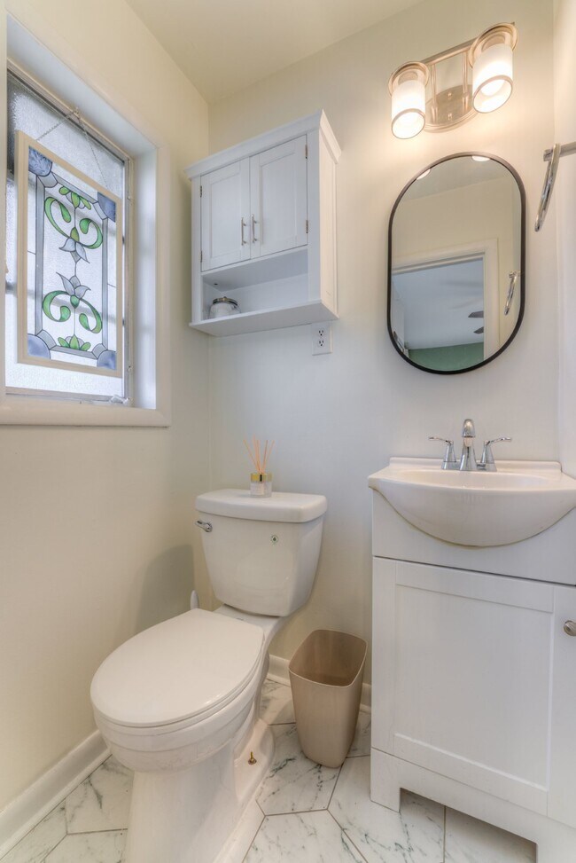 Building Photo - Colonial Acres East Memphis cutie! 3 bedrooms and tons of updates! Appliances included.