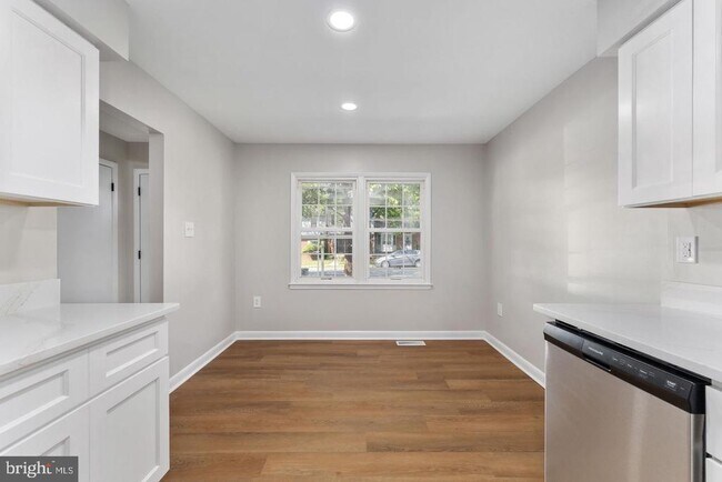 Building Photo - 14843 Emberdale Dr