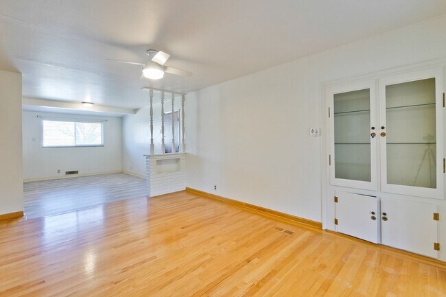 Building Photo - Hardwood Floors- Top Moreland SCH- SM Dogs Welcome- Close to Apple