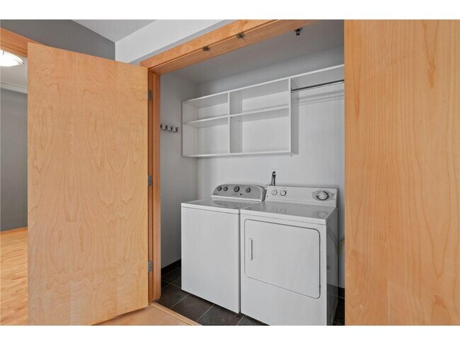 Building Photo - 401 N 2nd St