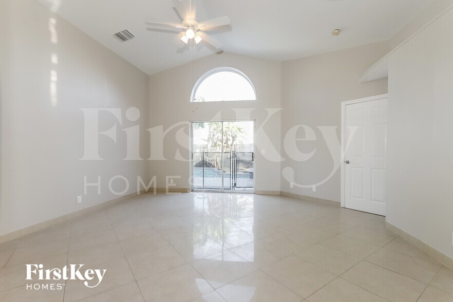 Building Photo - 6321 Hollywood St