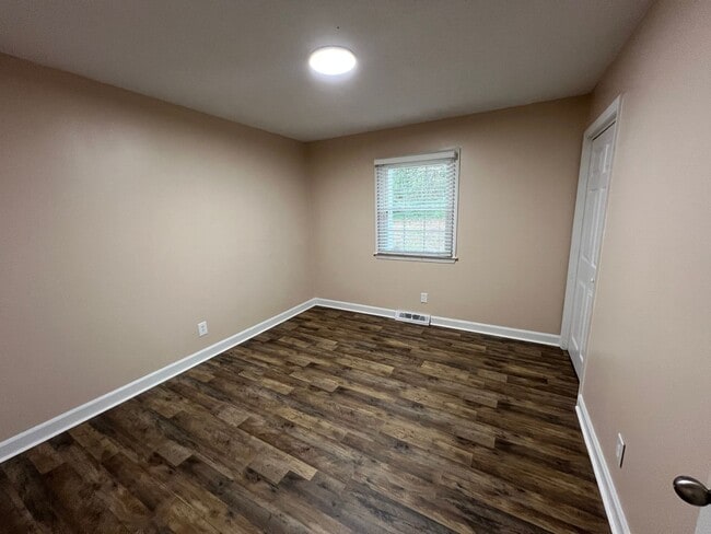 Building Photo - 3 Bedroom 1.5 Bathroom House for rent