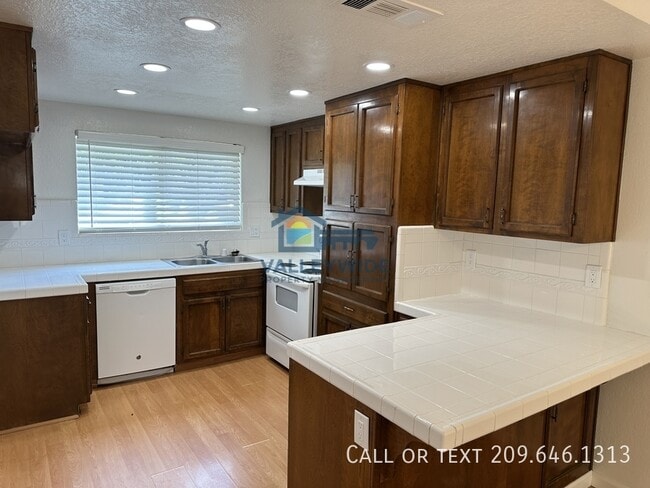Building Photo - 541 San Vincente Ct