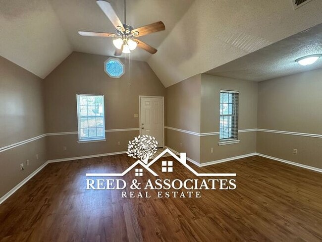 Building Photo - 3 Bedroom Townhome in Cordova