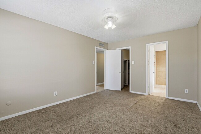 Building Photo - 3-Bedroom Duplex with Refrigerated AC.