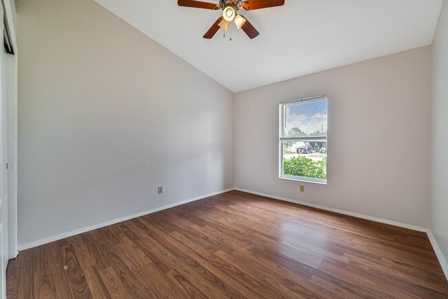 Building Photo - **3/2 House in San Carlos - Huge fenced backyard - City Water**