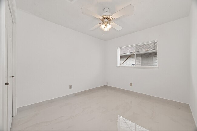 Building Photo - 3306 S Greenpark Dr