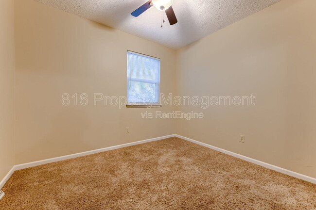 Building Photo - 164 SW Robin Rd