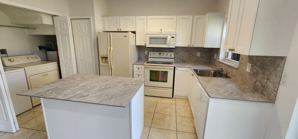 Building Photo - 2940 SE 15th Ter