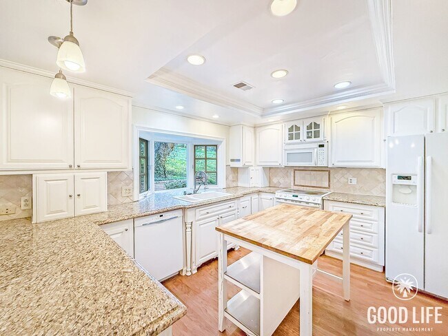 Building Photo - Beautiful 3Bd/2Ba Home On Over an Acre Lot!