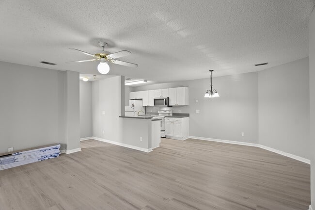 Building Photo - 2113 Sanderling Dr