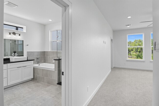 Building Photo - 2924 El Fenice Ln