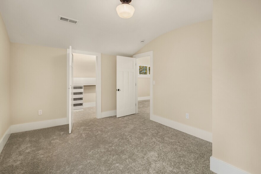 Building Photo - 10425 Des Moines Memorial Dr S