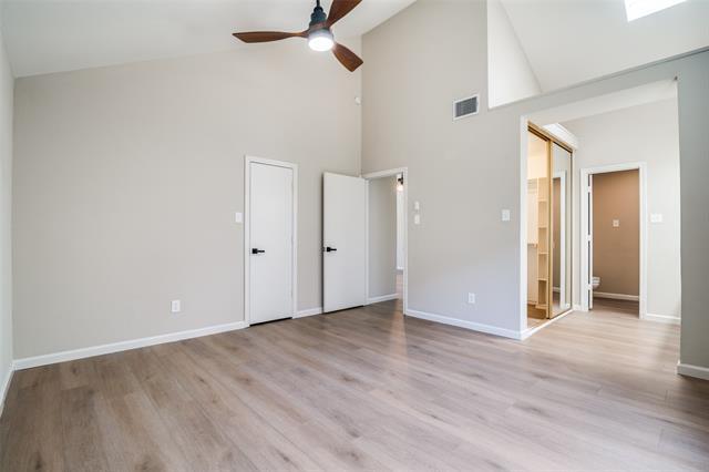 Building Photo - 5529 Village Green Dr