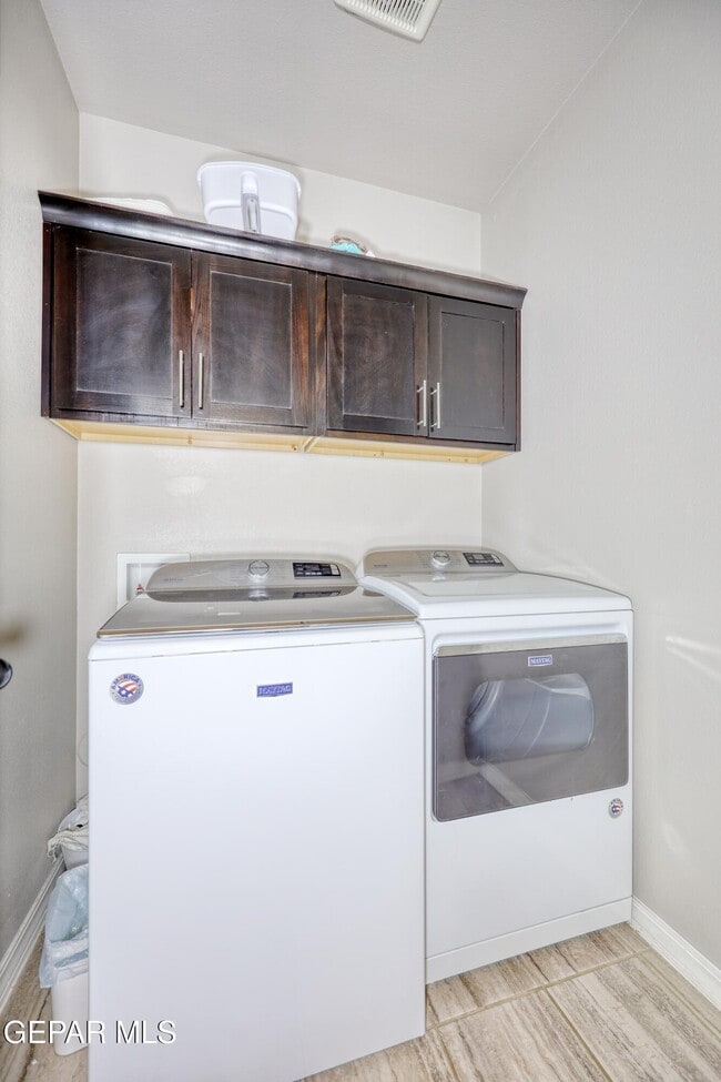 Building Photo - 2163 Enchanted Brk Dr