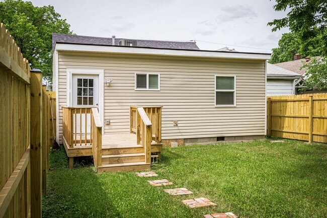 Building Photo - 806 Longfield Ave