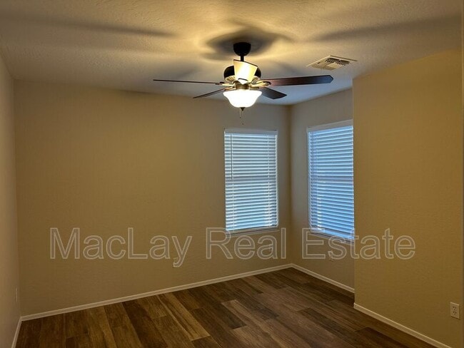 Building Photo - 2011 W Sunshine Butte Dr