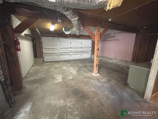 Building Photo - Three Bedroom, Two Bathroom with Large Bac...