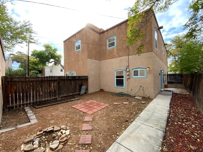 Building Photo - 3 Bedroom Townhome Available Near Albuquer...