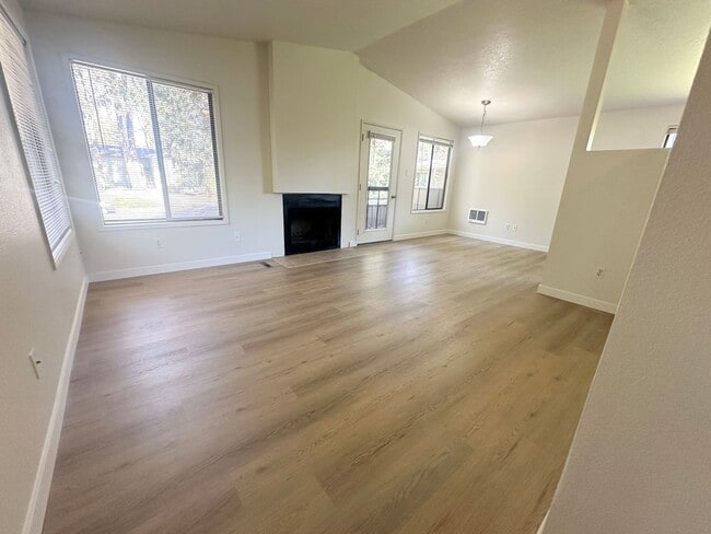 Building Photo - Lake Oswego Refreshed 2nd Story 2 bed/1 bath Condo- W/S/G Included