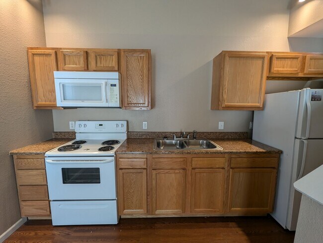 Building Photo - 2 Bedroom/2 Bathroom Townhouse in Fayette!