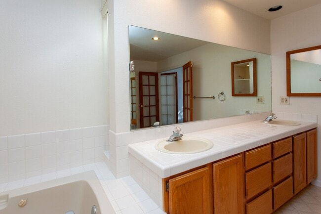 Building Photo - 3654 Hemlock Way