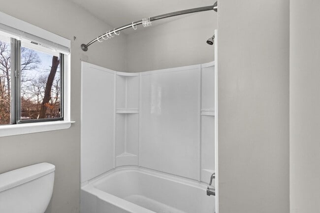 Building Photo - Updated 1800+ sq/ft 3 bdrm 2.5 bath end unit townhome