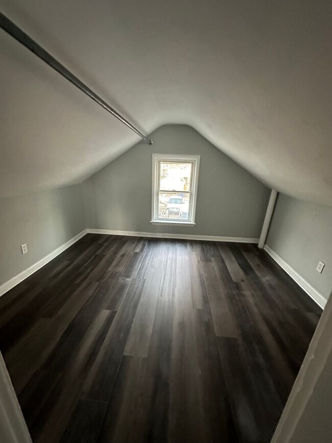 Building Photo - BEAUTIFUL 3 BEDROOM 1 BATH NEWLY REMODELED