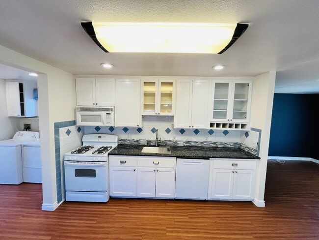 Building Photo - $3,100 - 2 Bed / 1 Bath House in Crest - Ready for Move in!