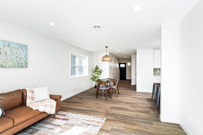 Building Photo - AVAILABLE November! -  3 Bed 3 Bath brand ...
