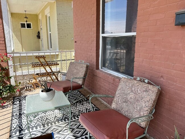 Building Photo - Charming Furnished Home - Short & Long Term Leasing