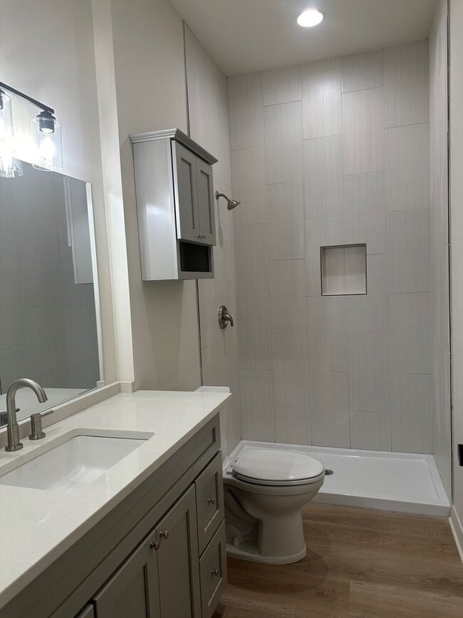 Building Photo - 2-bedroom 2 bath luxury apartment housing